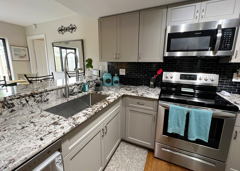 Beautifully updated kitchen - 13193 Whitehaven Ln