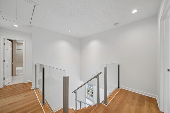 Building Photo - 5 Bedroom Two Story Colonial Home in Walton HS District