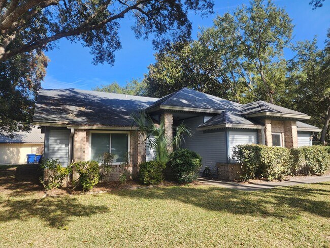 Building Photo - Recently renovated and ready to move in.