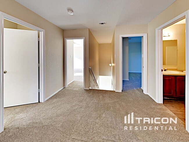 Building Photo - 2107 Hollow Cir