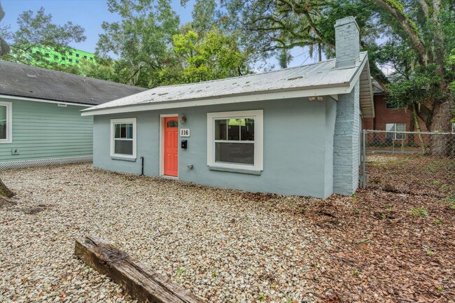 Building Photo - Newly Renovated 2 Bedroom House in Center ...