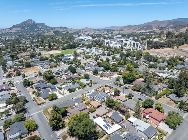 Building Photo - AVAILABLE FOR 2026-2027 SCHOOL YEAR...14 B...