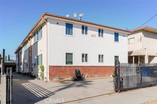 Building Photo - 1217 N Kingsley Dr