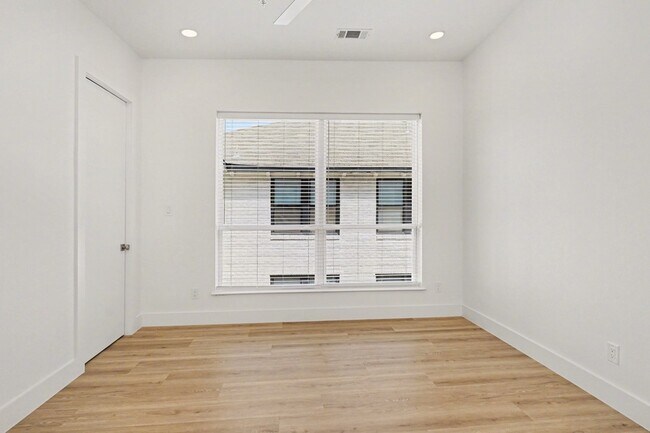 Building Photo - 2217 N Fitzhugh Ave