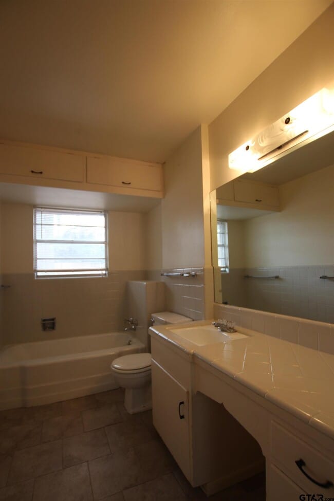 Building Photo - 2725 Tanglewood Dr
