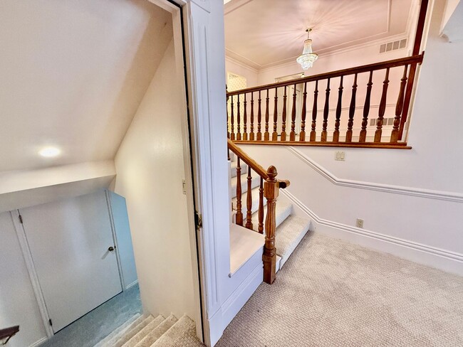 Building Photo - Distinctive and Spacious 5-BR Home in Bloomington