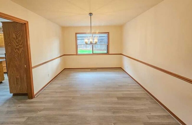Building Photo - Spaceous newly remodeled 5 bedroom 3 bath ...