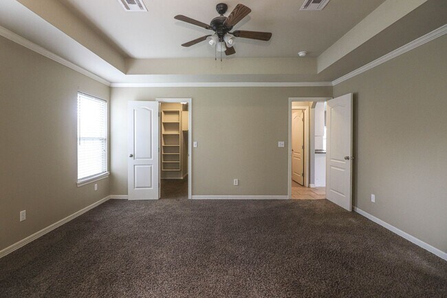 Building Photo - New vinyl plank in bedrooms, hall, new paint, new heat & air conditioning system 2025, large livi...