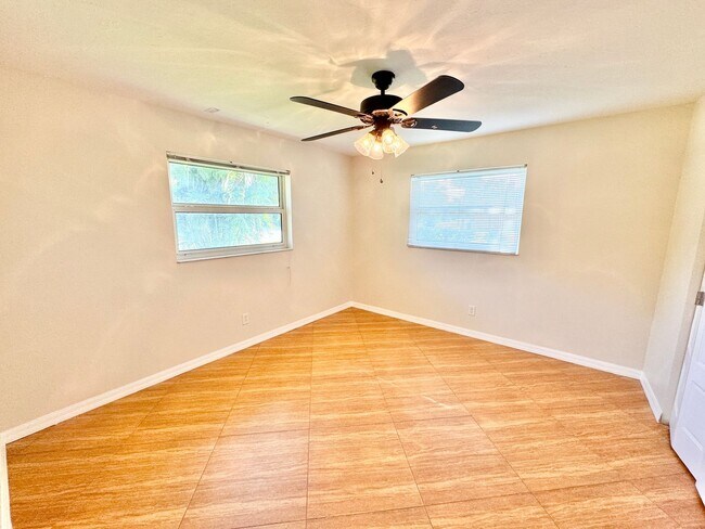 Building Photo - ** CENTRAL NAPLES ** 3 BED + DEN / 2 BATH ...