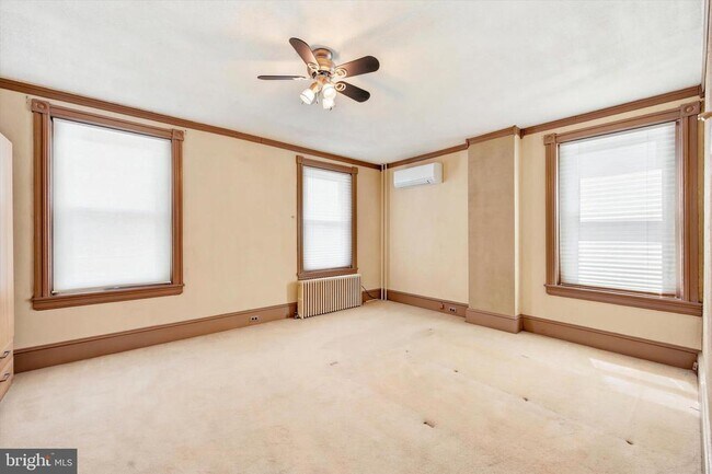 Building Photo - 712 E Hector St