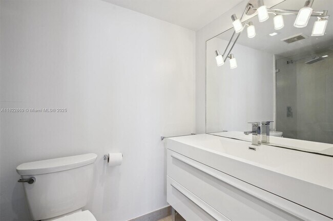 Building Photo - 2655 Collins Ave