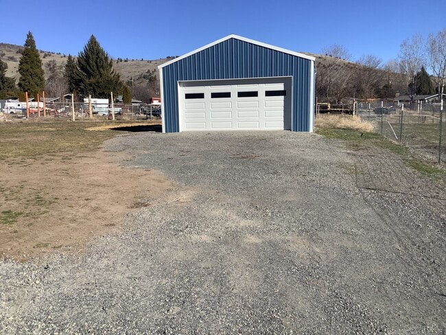 Building Photo - New 3 bedroom, 2 bath home