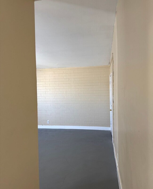 Building Photo - 2117 Ballard Dr