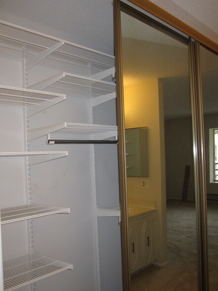 Building Photo - 15300 Wallbrook Ct