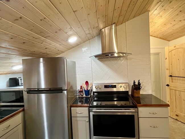 Building Photo - Beautiful efficiency apartment with balcony near UAF