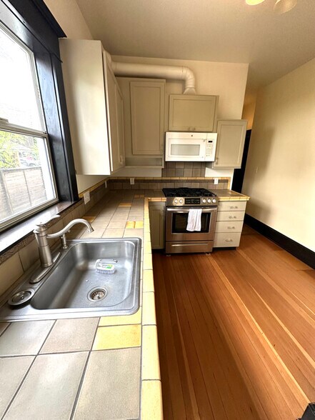 Building Photo - 2515 SE 23rd Ave