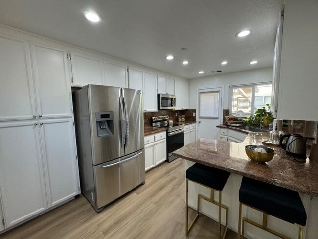 Building Photo - 963 La Mesa Terrace