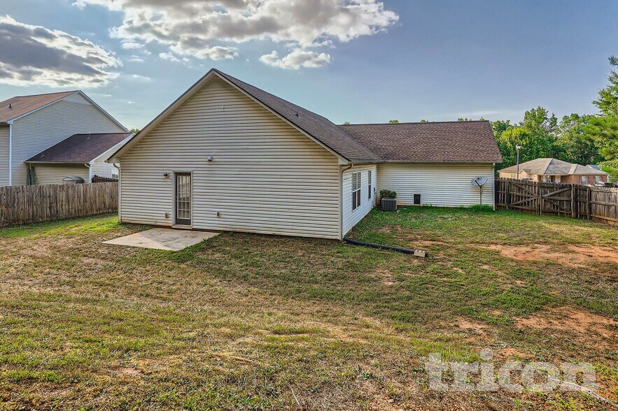 Building Photo - 1476 Steam Engine Way NE