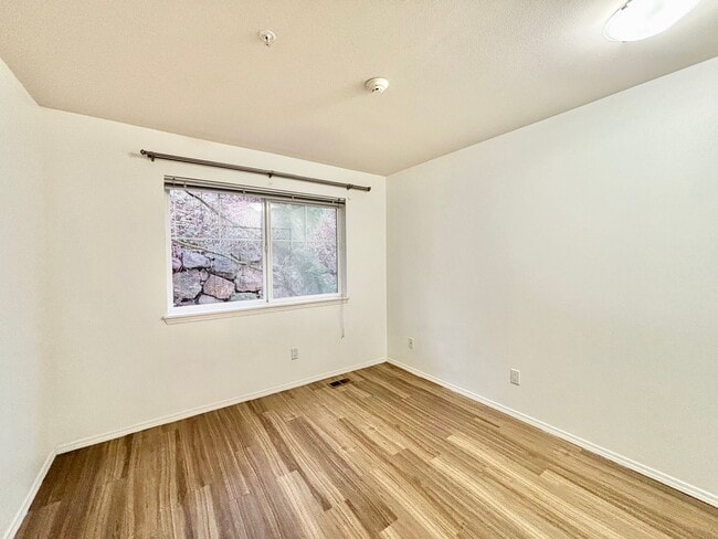 Building Photo - Convenience at Your Doorstep – Townhome for Rent in Newcastle