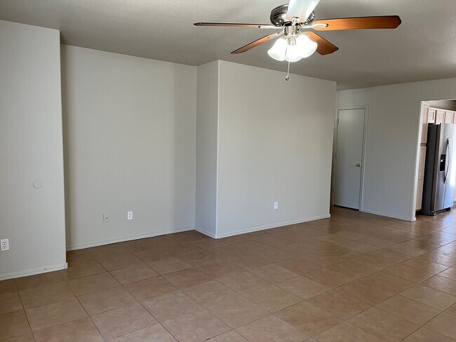 Building Photo - 978 E Pima Ave