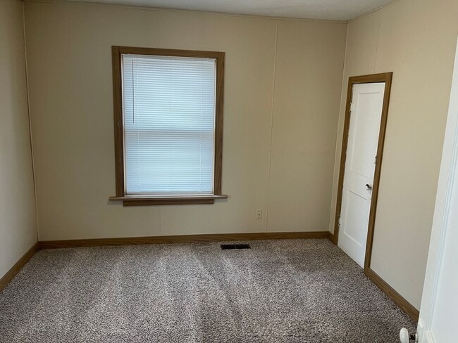 Building Photo - $875 - 3 bed 1 bath - Single Family Home