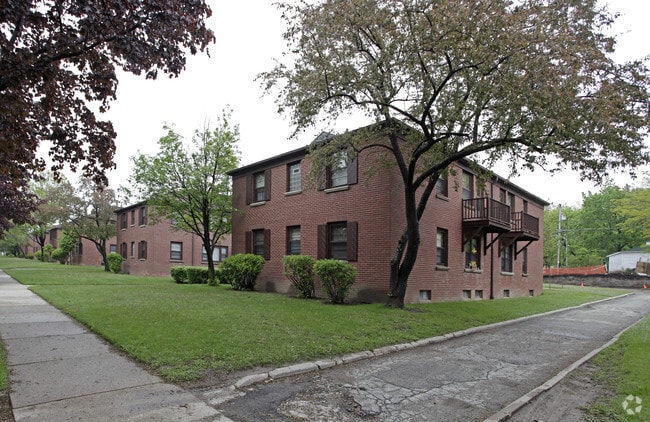 Primary Photo - Bluemound Courtyards