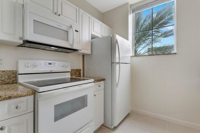 Building Photo - 630 S Sapodilla Ave