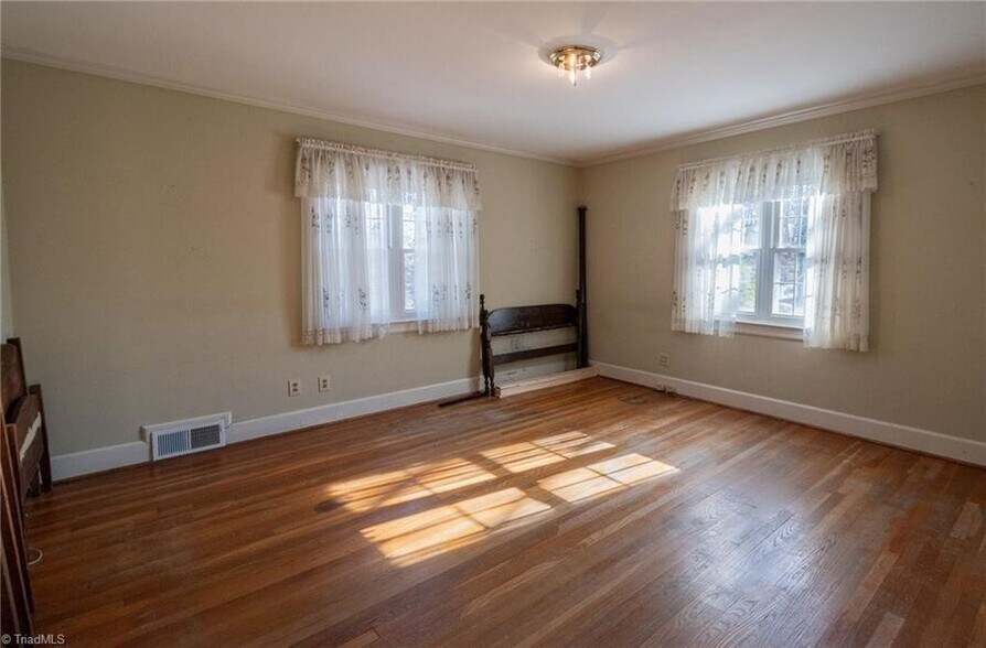 Building Photo - 208 Tremont Dr