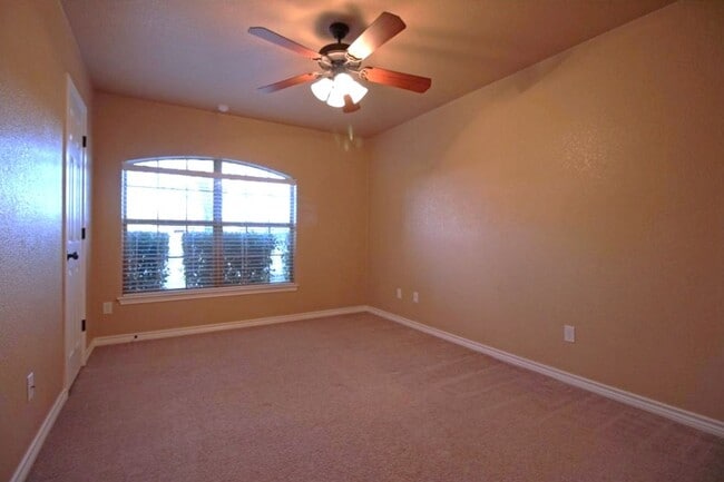 Building Photo - AVAILABLE NOW!