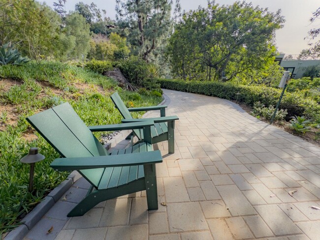 Building Photo - Large 2bed/ 2 bath corner unit in the heart of Silverlake with Hot Tub, Pool, Gated Parking and P...