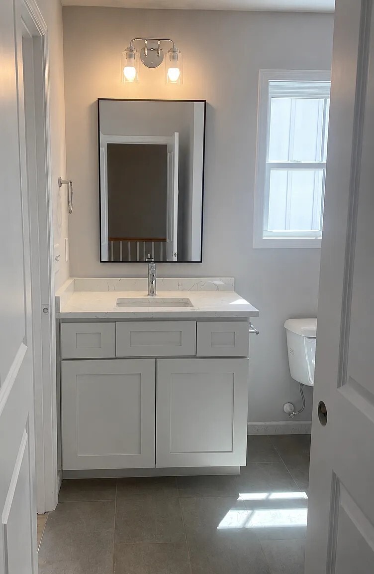 Guest Bathroom w/Tub - 620 Rush St