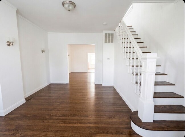 Building Photo - 3632 Parkdale Ave