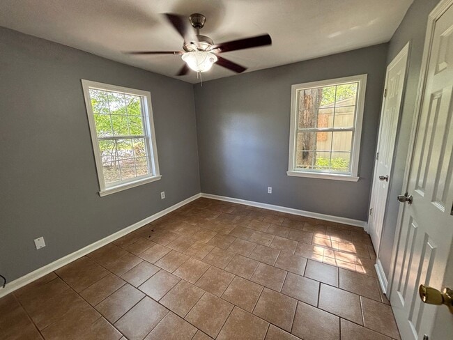 Building Photo - 3 bedroom- 1 bath!