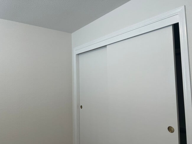 Building Photo - 142 Hillview Dr