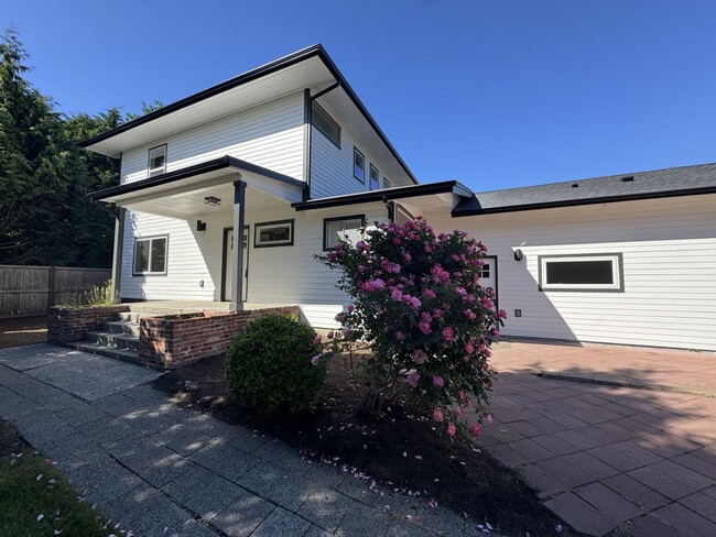 Building Photo - 7816 Trails End Dr SE