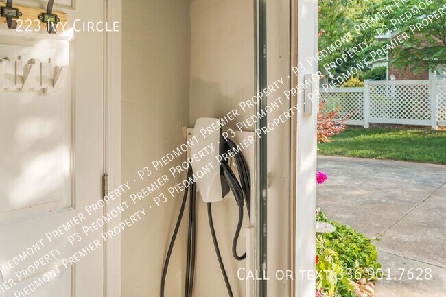 Building Photo - 223 Ivy Cir