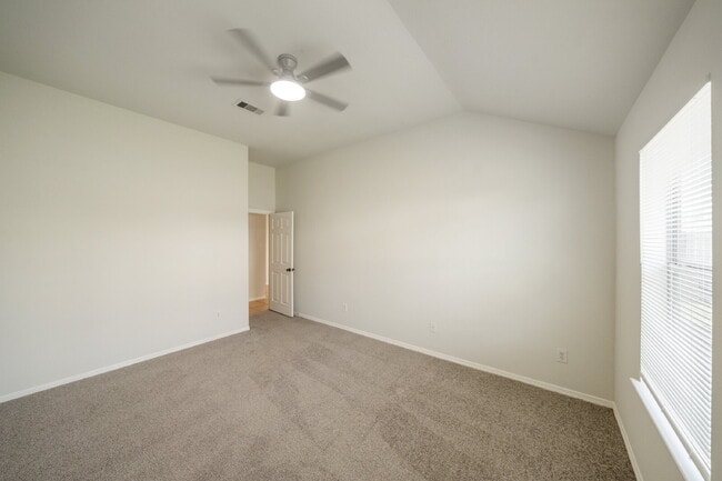 Building Photo - 305 Golden Oak Dr