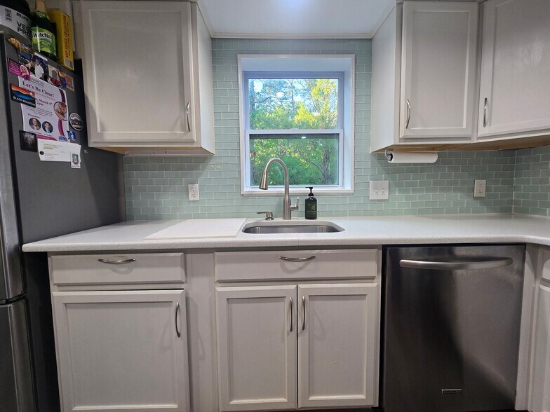 Building Photo - 713 St Michael Ln