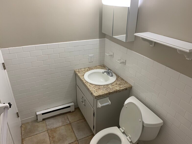 Full hallway bathroom - 1265 Woodmere Rd