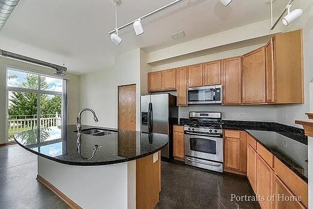 Building Photo - 1693 Town Center St