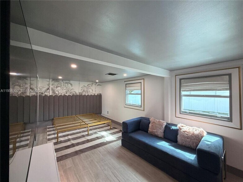 Building Photo - 1532 N Andrews Ave