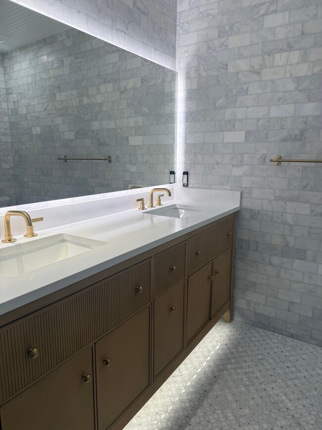 Building Photo - 345 Bradley Dr