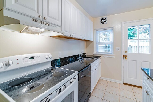Building Photo - Beautifully Maintained 3 Levels, 2 Bedroom...