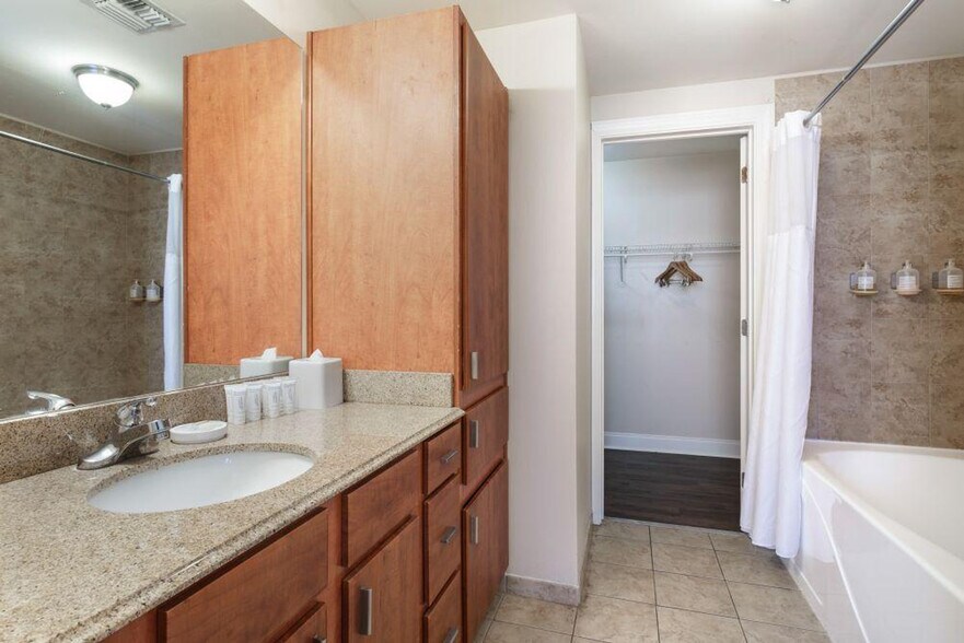 Building Photo - 925 Common St