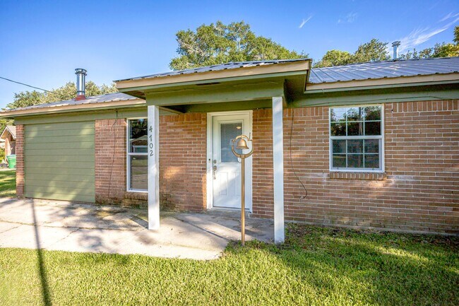 Building Photo - 3 Bed 1 Bath Home In Pascagoula - New Appliances