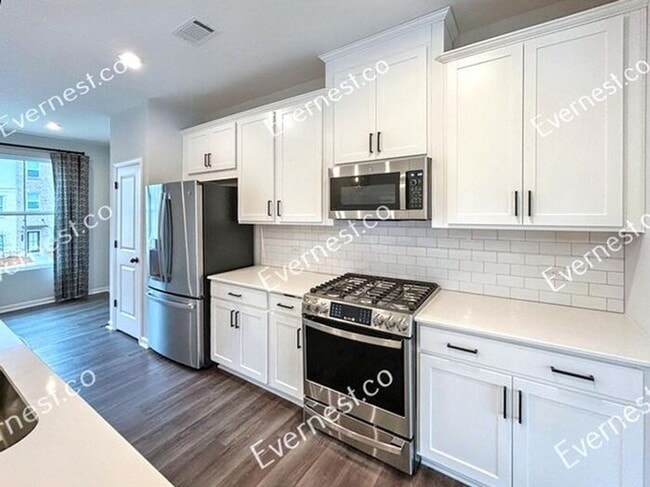 Building Photo - Spacious & Bright 3-Bedroom Townhome with ...