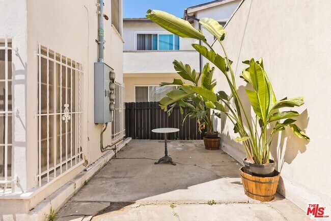 Building Photo - 448 1/2 S Wilton Pl