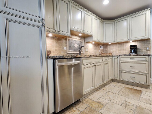 Building Photo - 3505 S Ocean Dr