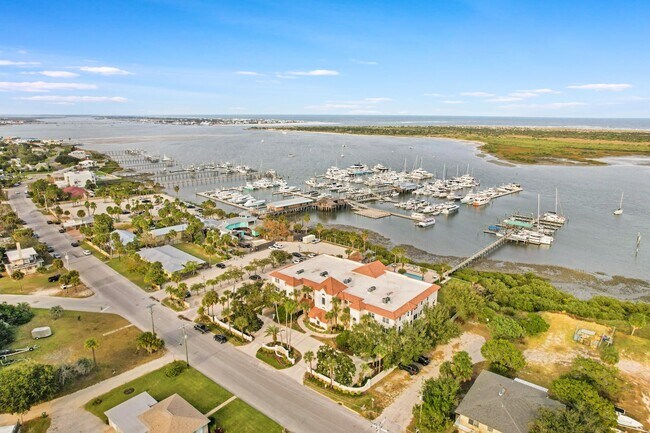 Building Photo - 33 Comares Ave