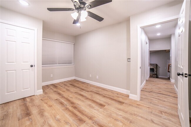Building Photo - 1647 Carolyn Dr